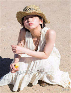 《撕开她的乳罩慢慢揉捏亲吻视频》